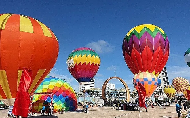 Nghệ An: Hàng chục khinh khí cầu khoe sắc màu tung bay trong nắng biển Cửa Lò