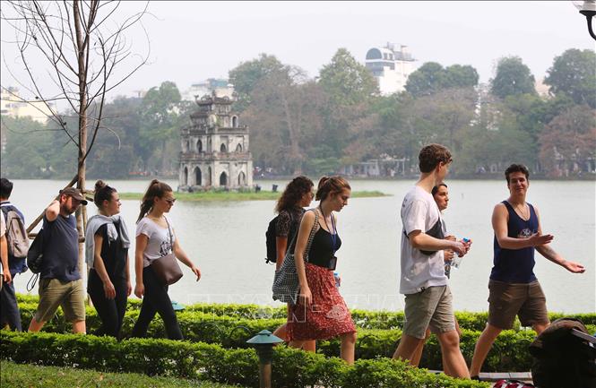 Khách du lịch nước ngoài tại khu vực hồ Hoàn Kiếm, Hà Nội.