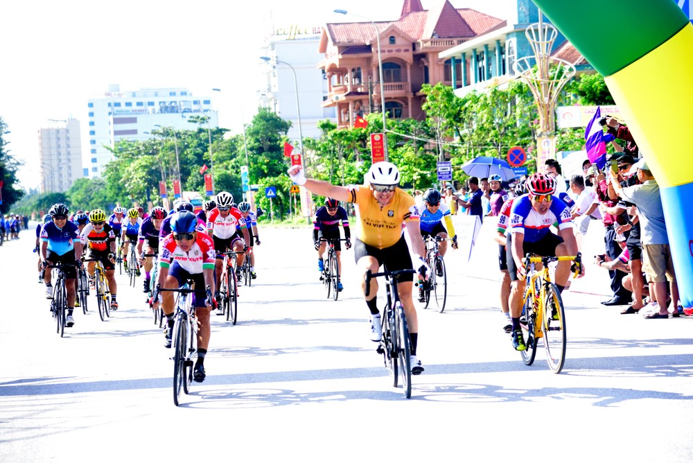 Hơn 400 vận động viên tham gia giải đua xe đạp Cửa Lò mở rộng lần thứ nhất ảnh 3