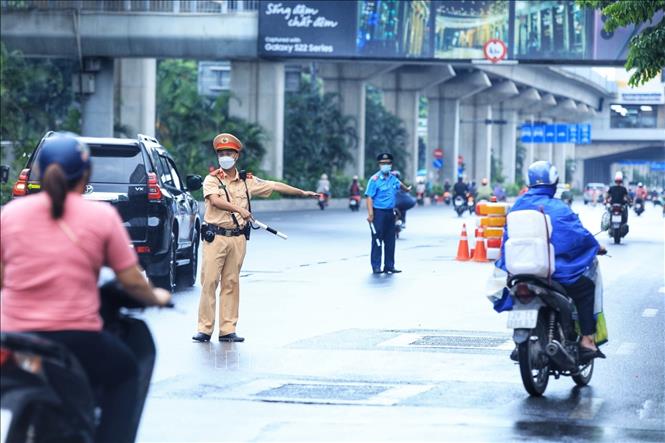 Lực lượng CSGT và Thanh tra giao thông tổ chức hướng dẫn phân làn các phương tiện trên đường Nguyễn Trãi. 
