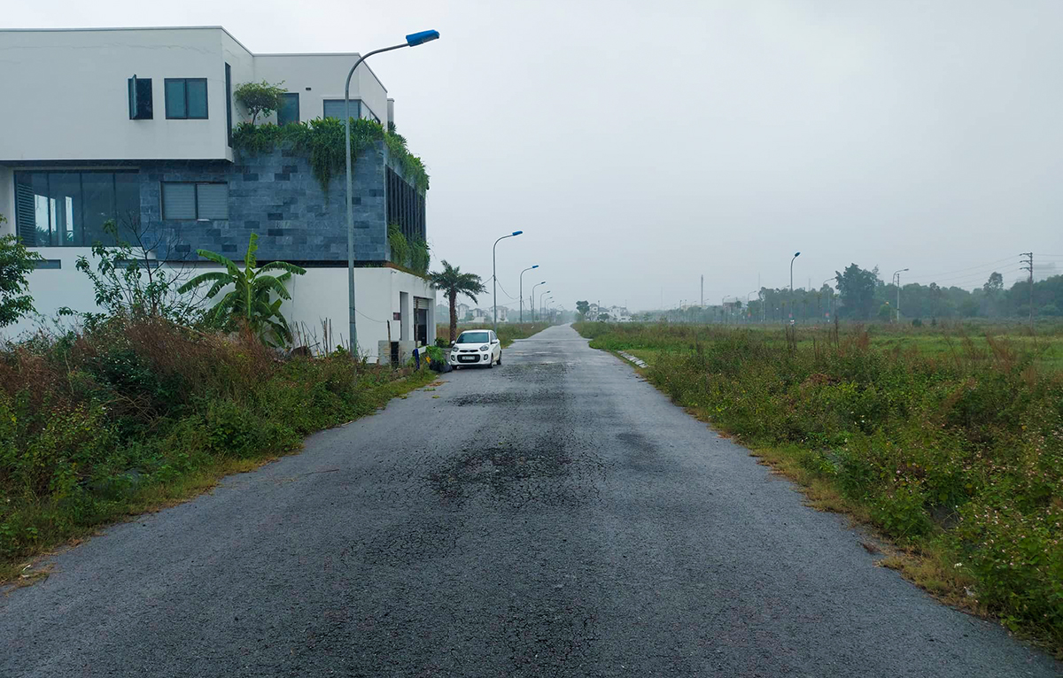 Một tuyến đường nội bộ Khu dân cư đường Nguyễn Sinh Cung chưa có vỉa hè, bị sụt lún, bong tróc.
