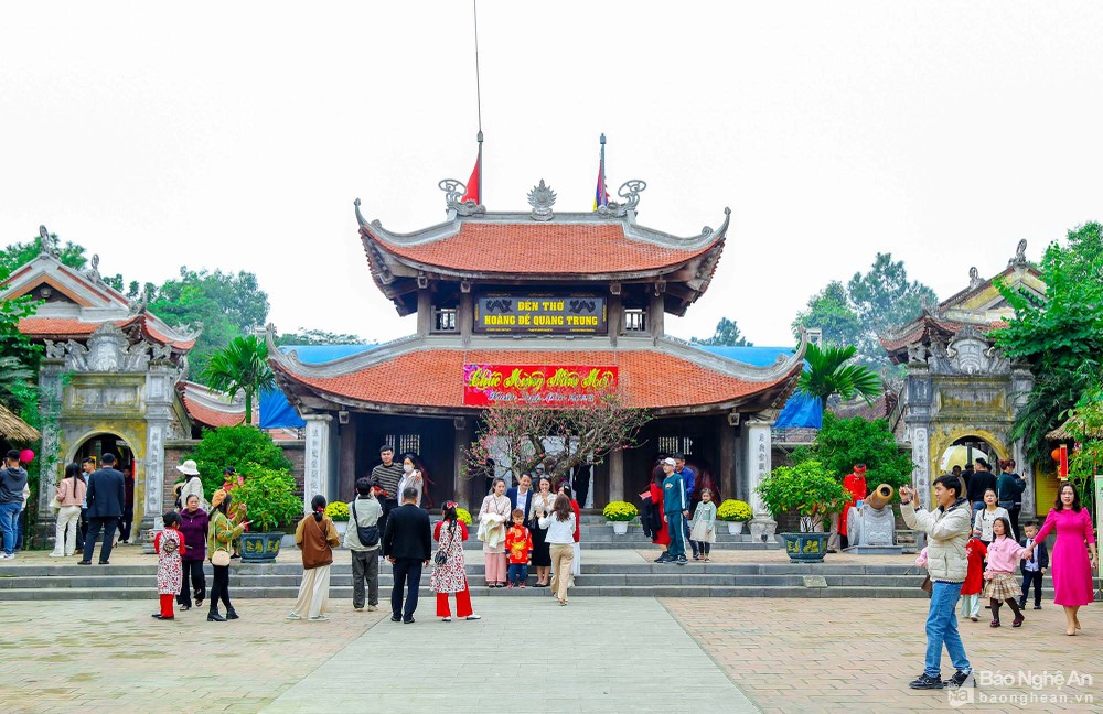 Hàng nghìn du khách đến các điểm du lịch tâm linh ở Nghệ An trong ngày đầu năm mới ảnh 5