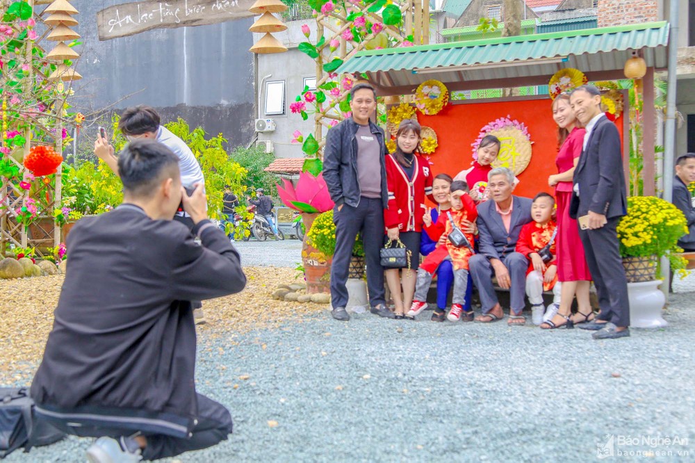 Hàng nghìn du khách đến các điểm du lịch tâm linh ở Nghệ An trong ngày đầu năm mới ảnh 3