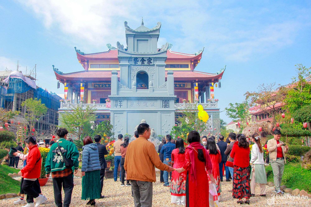 Hàng nghìn du khách đến các điểm du lịch tâm linh ở Nghệ An trong ngày đầu năm mới ảnh 1