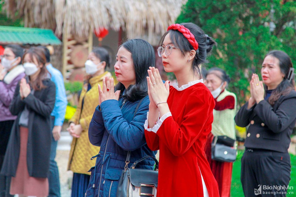 Hàng nghìn du khách đến các điểm du lịch tâm linh ở Nghệ An trong ngày đầu năm mới ảnh 2