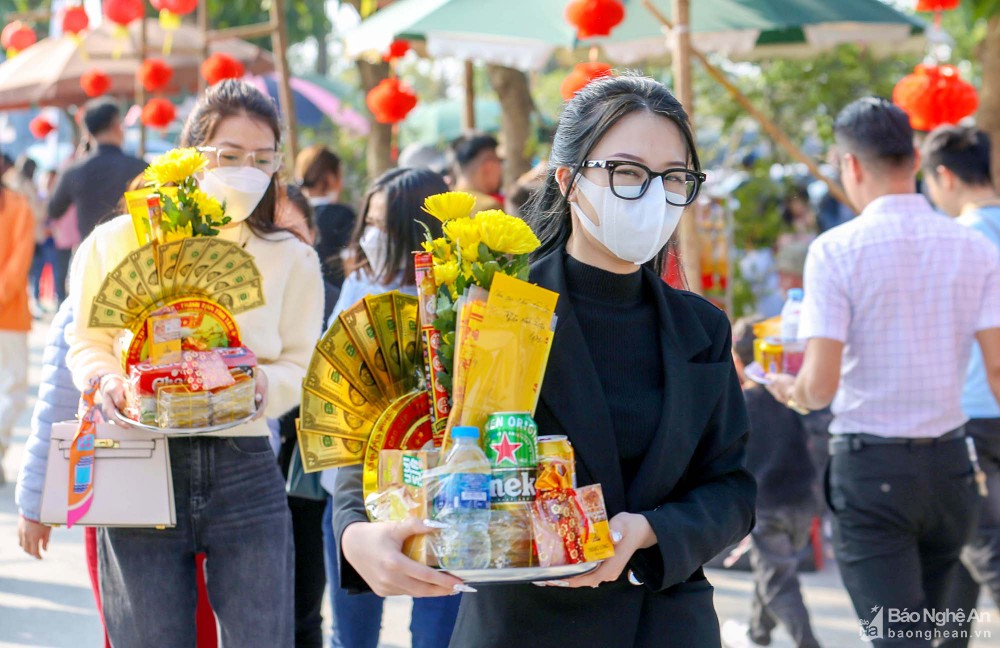 Hàng nghìn du khách đến các điểm du lịch tâm linh ở Nghệ An trong ngày đầu năm mới ảnh 7