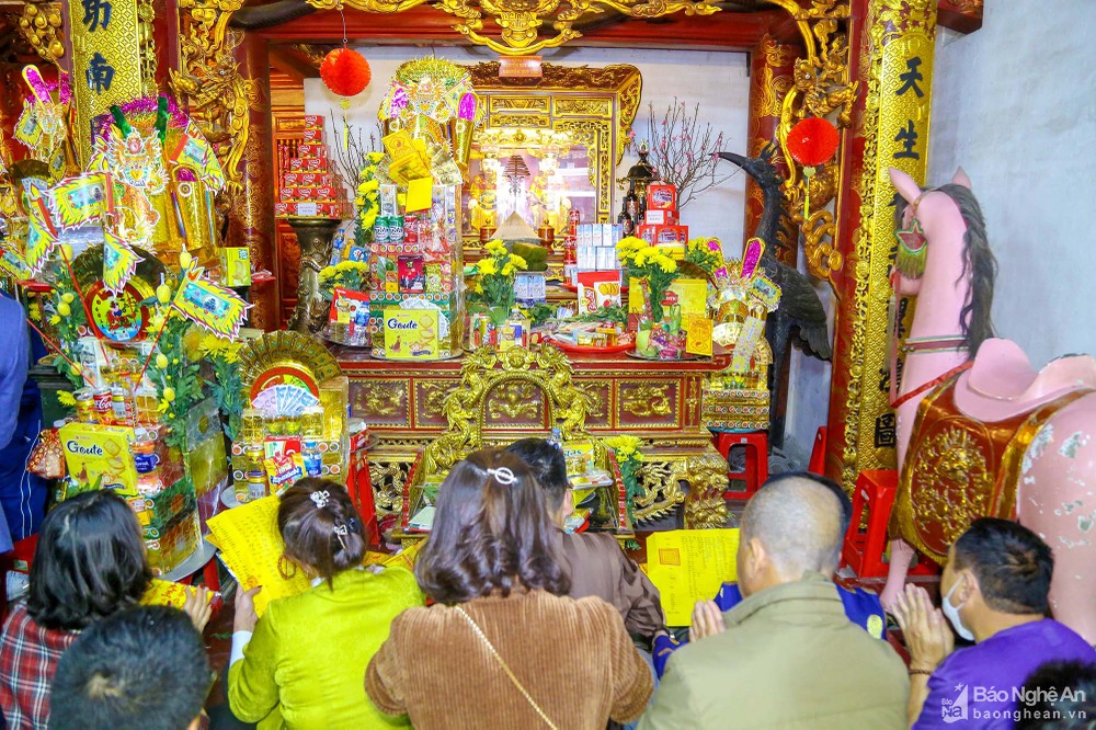 Hàng nghìn du khách đến các điểm du lịch tâm linh ở Nghệ An trong ngày đầu năm mới ảnh 8
