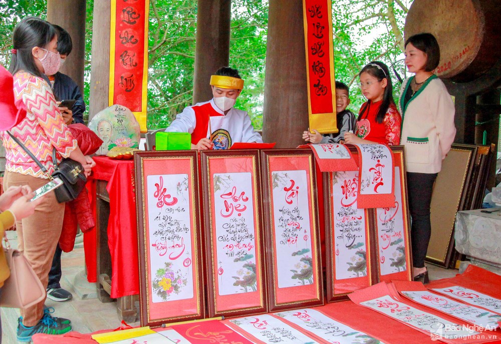 Hàng nghìn du khách đến các điểm du lịch tâm linh ở Nghệ An trong ngày đầu năm mới ảnh 4