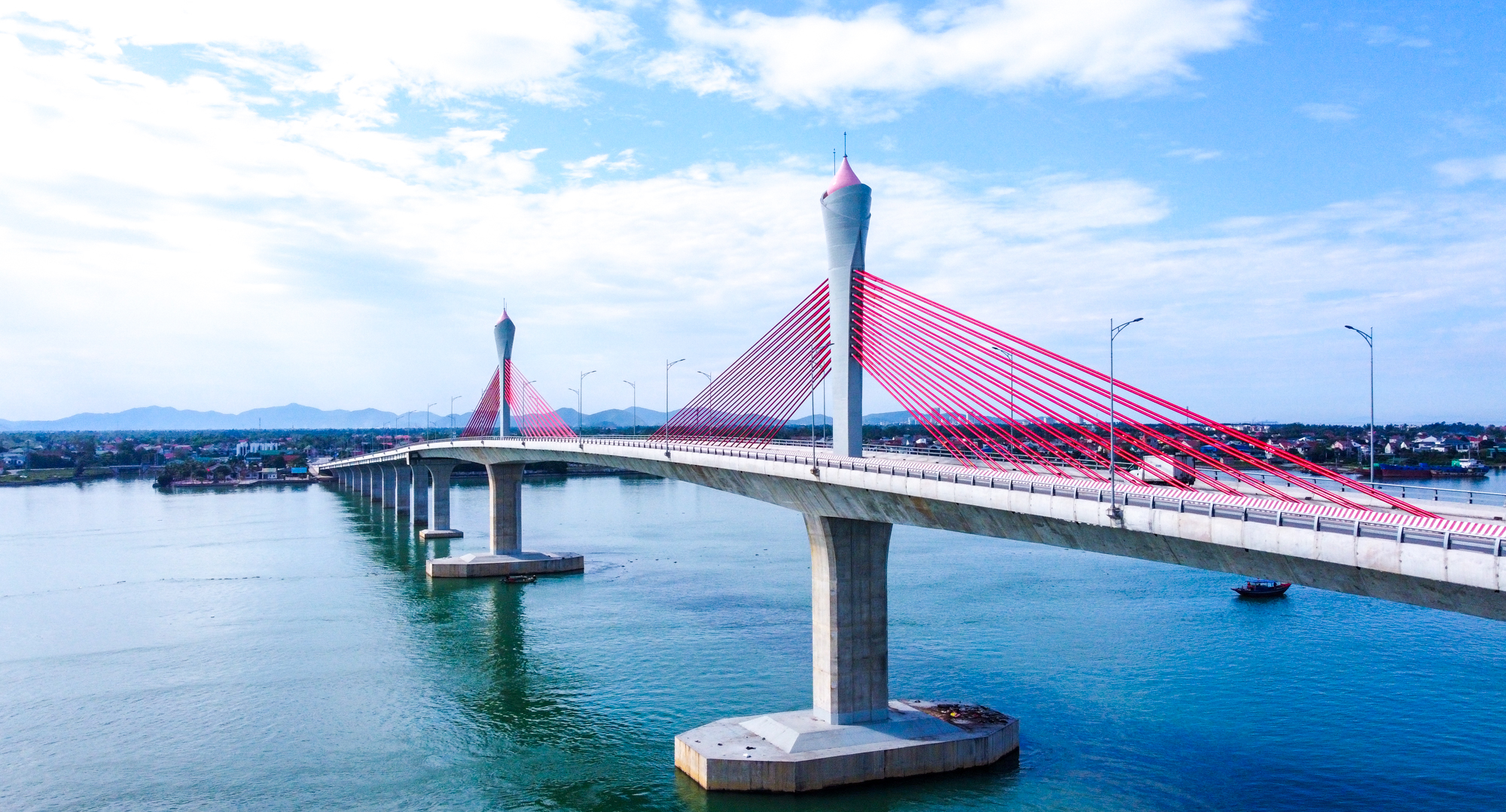 Cầu Cửa Hội nối Nghệ An và Hà Tĩnh qua sông Lam sẽ mở rộng tính kết nối của hành lang kinh tế phía Đông Nghệ An.