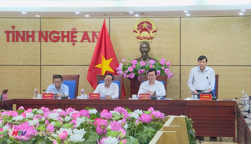 Đồng chí Lê Hồng Vinh - Phó Chủ tịch Thường trực UBND tỉnh phát biểu tại phiên họp.