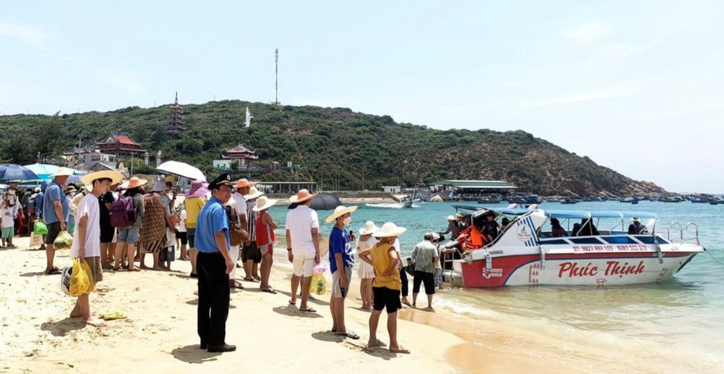 Mỗi ngày, gần 3.000 du khách tham quan, trải nghiệm du lịch biển ở thắng cảnh Kỳ Co- Eo Gió.