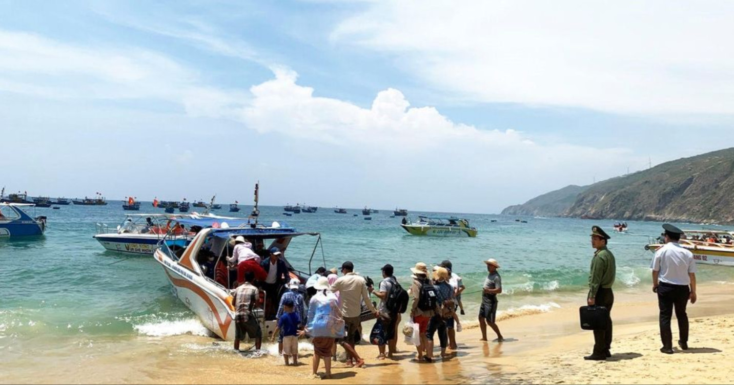 Lực lượng chức năng giám sát các hoạt động du lịch, vận tải đưa đón khách ở thắng cảnh Kỳ Co - Eo Gió (TP Quy Nhơn, tỉnh Bình Định). 