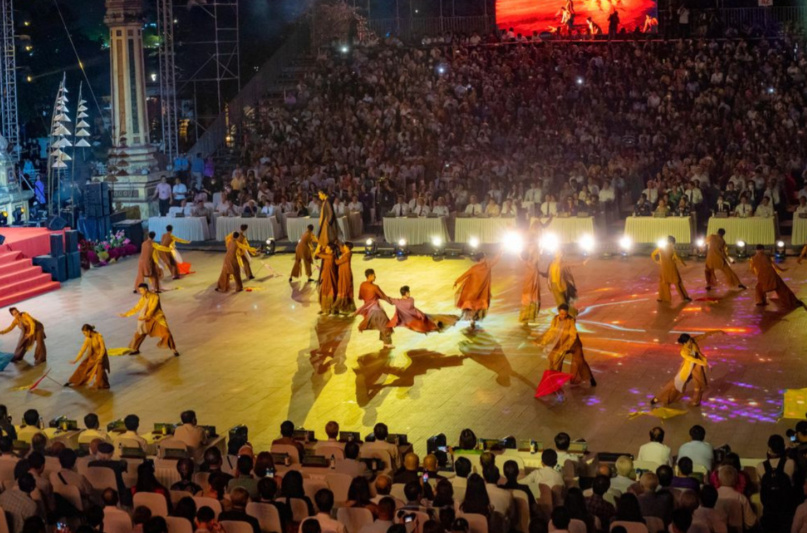 Các chương trình nghệ thuật tôn vinh Tinh hoa nghề Việt tại Festival nghề truyền thống Huế 2023 mê hoặc du khách bốn phương.
