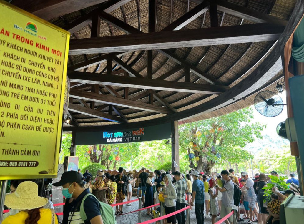 Rất đông du khách đến Công viên suối khoáng nóng Núi Thần Tài. 