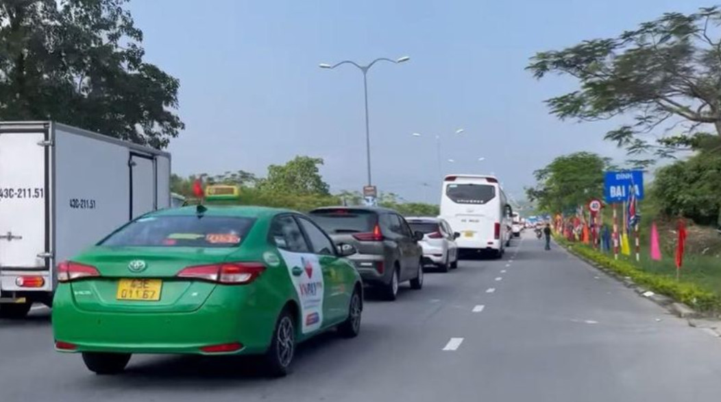 Các phương tiện nối đuôi nhau đến điểm du lịch xã Hòa Phú (huyện Hòa Vang).