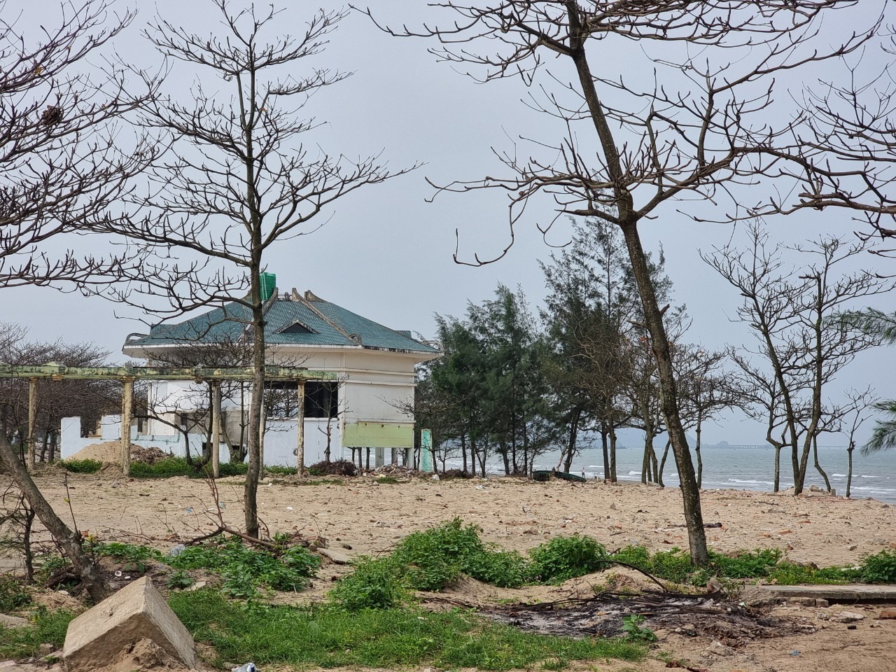 Hơn 200 ki ốt kinh doanh ăn uống dọc bãi biển Cửa Lò đã được tháo dỡ. Ảnh: Quang Đại