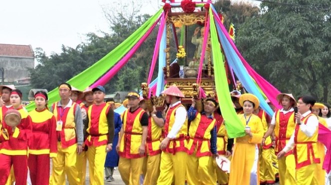 Nghi thức rước kiệu trong Lễ hội truyền thống đền Mai Bảng