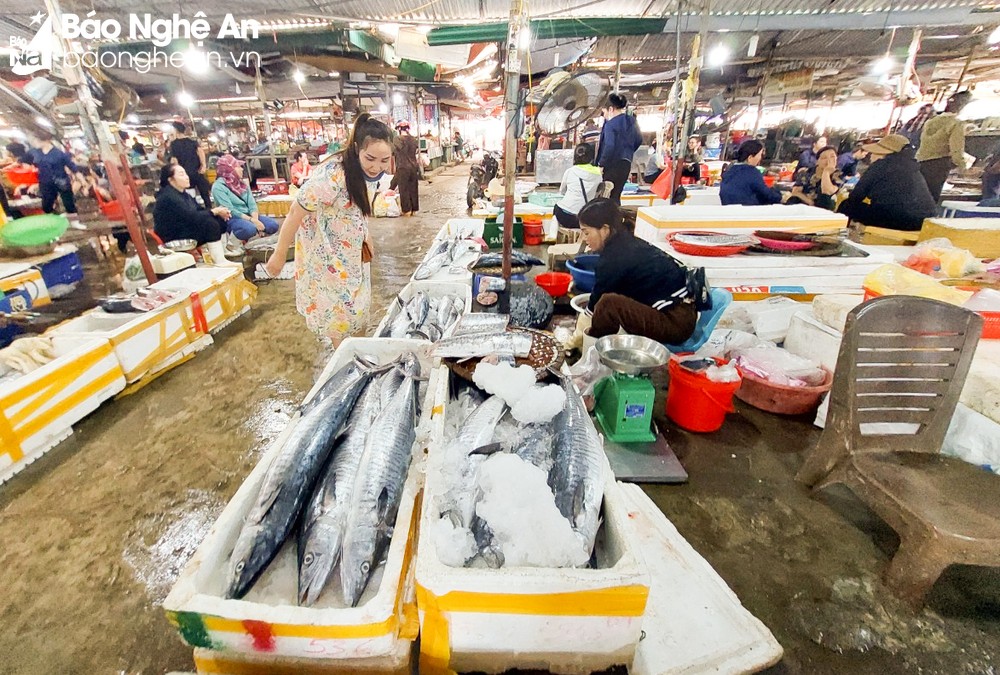 Các chợ hải sản ở Cửa Lò nhộn nhịp đón du khách ảnh 5