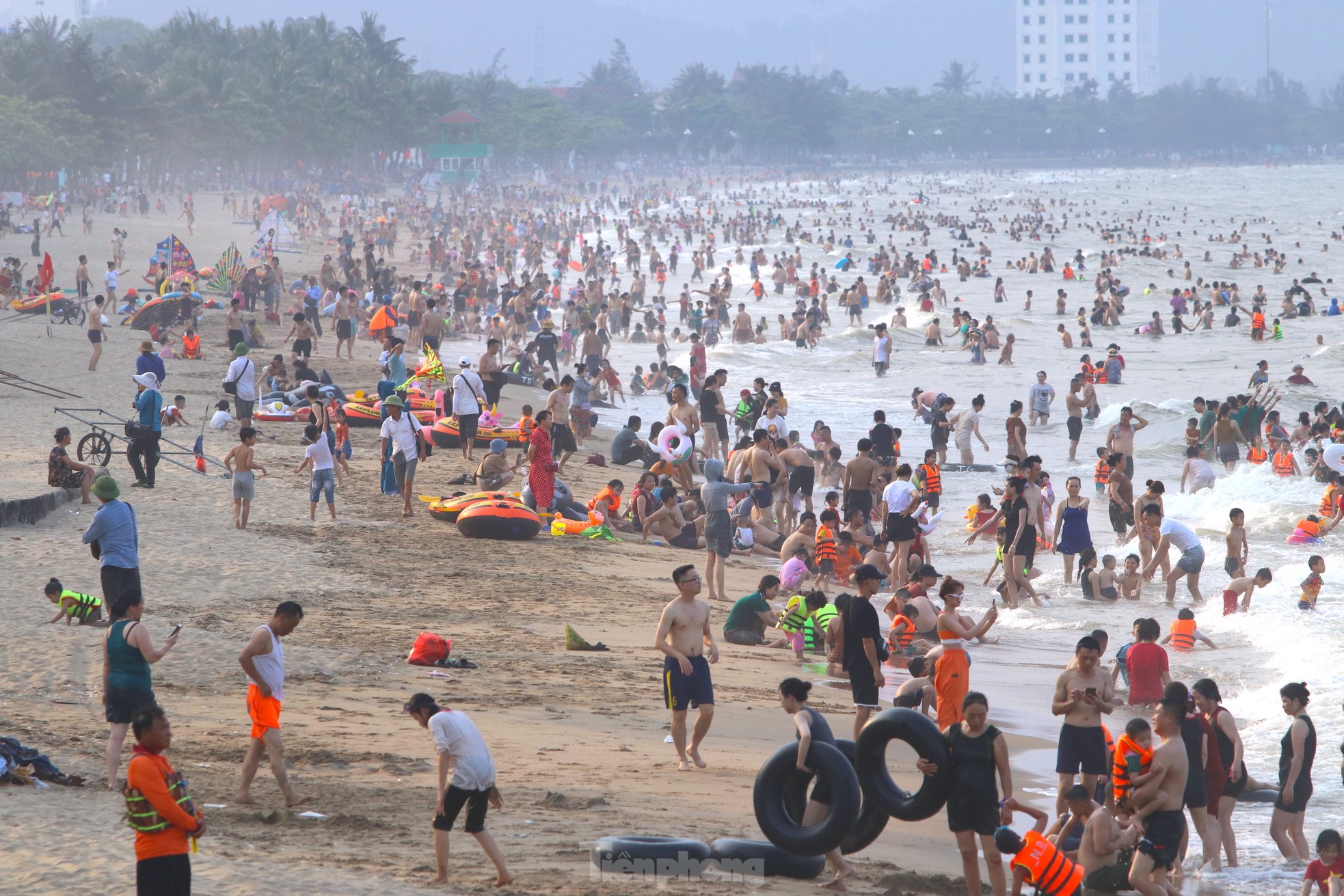 Nắng nóng khốc liệt, hàng vạn người đổ về biển Cửa Lò ảnh 19