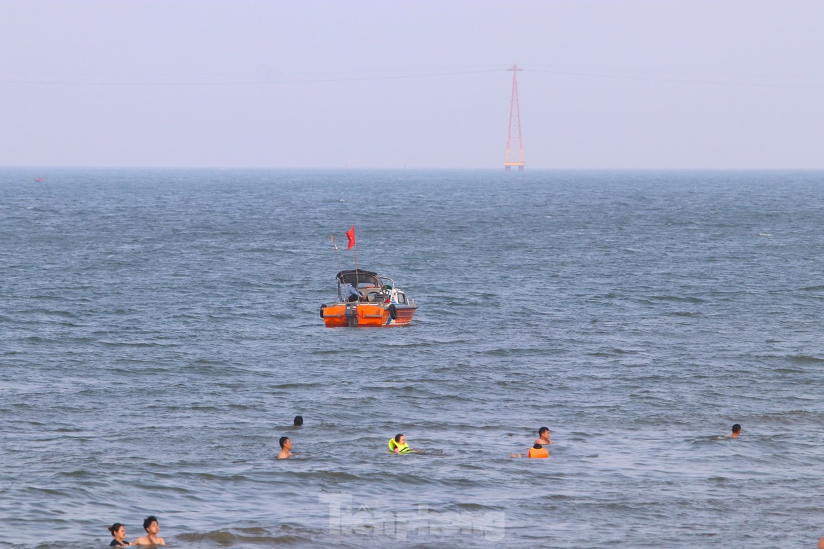 Nắng nóng khốc liệt, hàng vạn người đổ về biển Cửa Lò ảnh 15