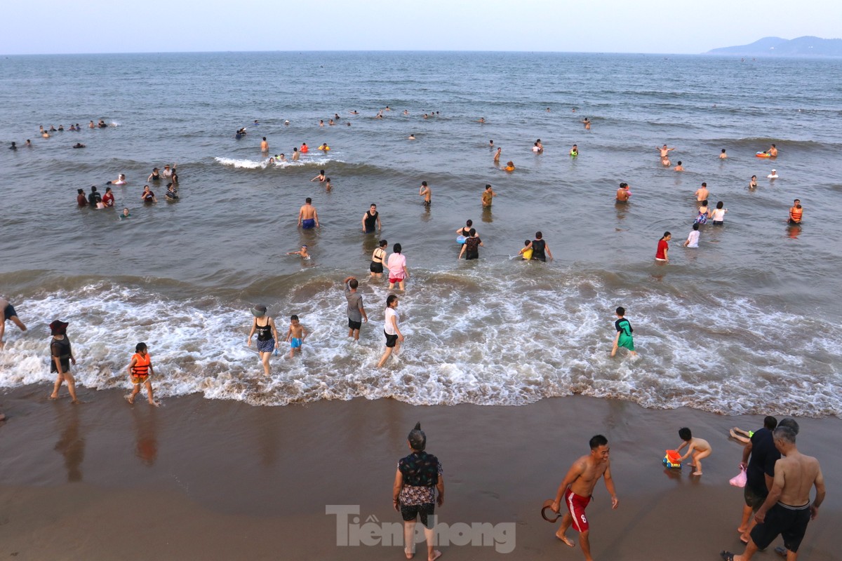 Nắng nóng khốc liệt, hàng vạn người đổ về biển Cửa Lò ảnh 16
