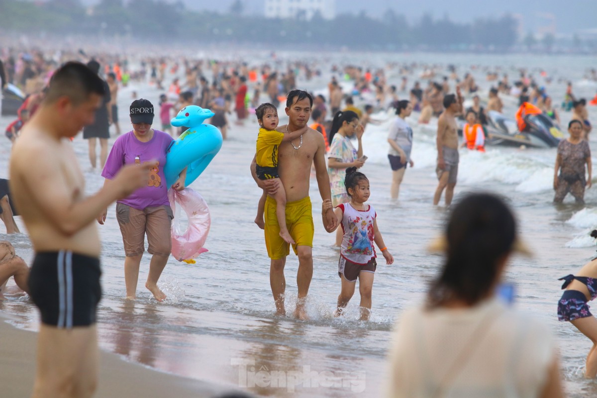Nắng nóng khốc liệt, hàng vạn người đổ về biển Cửa Lò ảnh 4