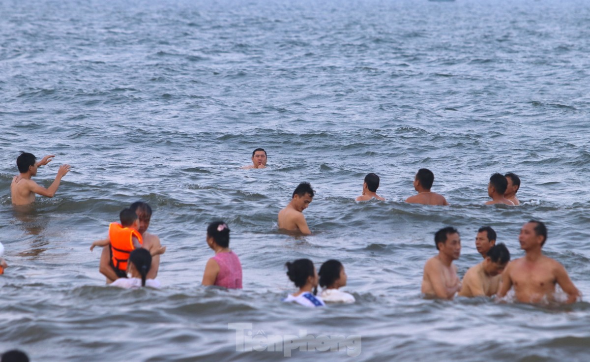 Nắng nóng khốc liệt, hàng vạn người đổ về biển Cửa Lò ảnh 13