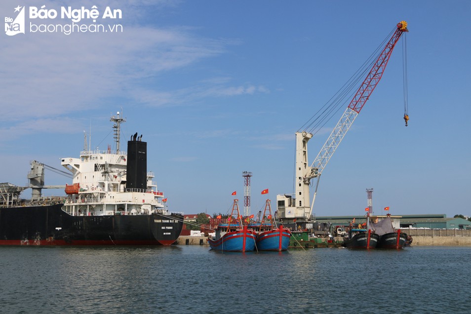 bna_ Tàu vào bốc dỡ hàng tại cảng Cửa Lò_ Ảnh Nguyễn Hải.jpg