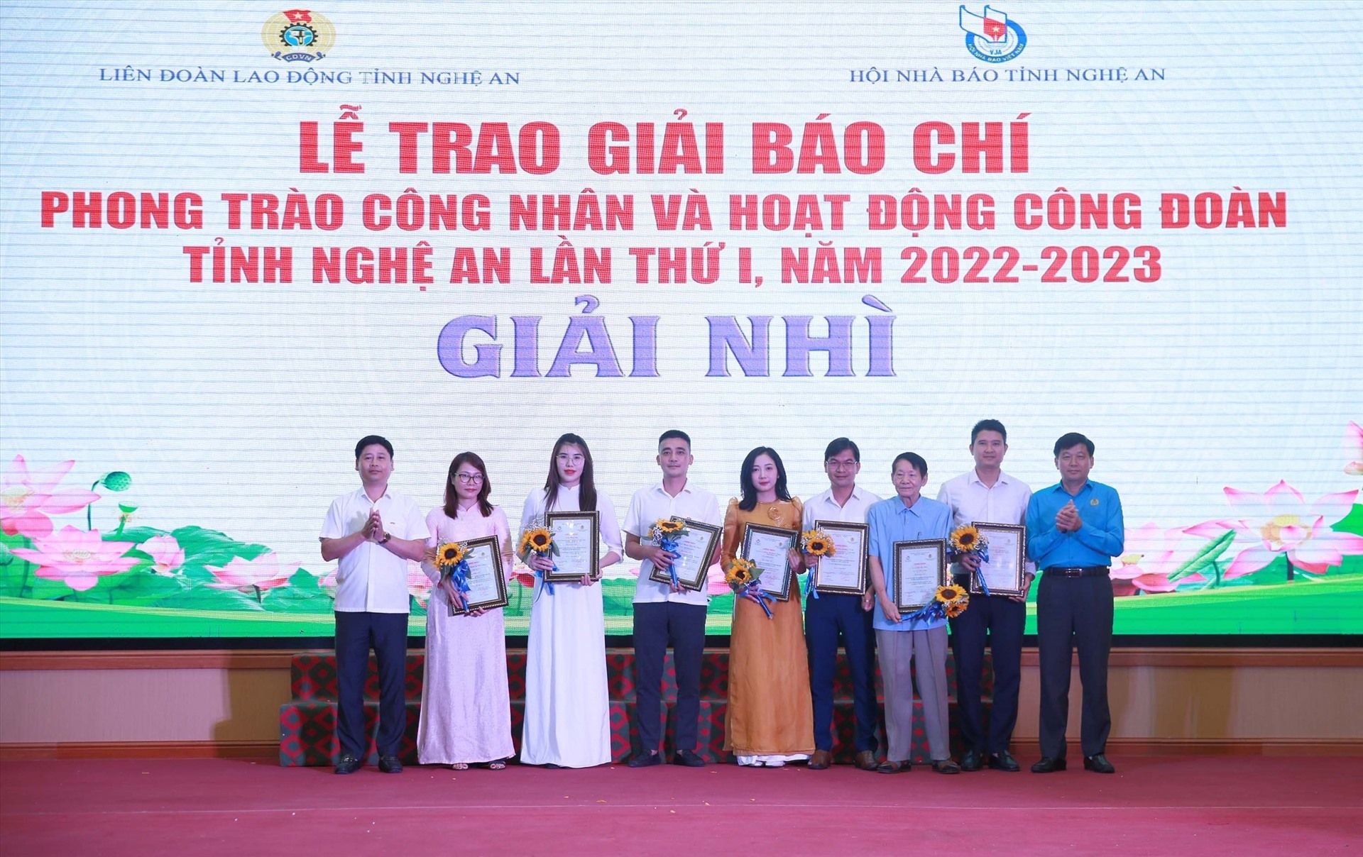 Ban Tổ chức đã trao 08 giải nhì cho nhóm tác giả đạt giải. Ảnh: Quỳnh Trang