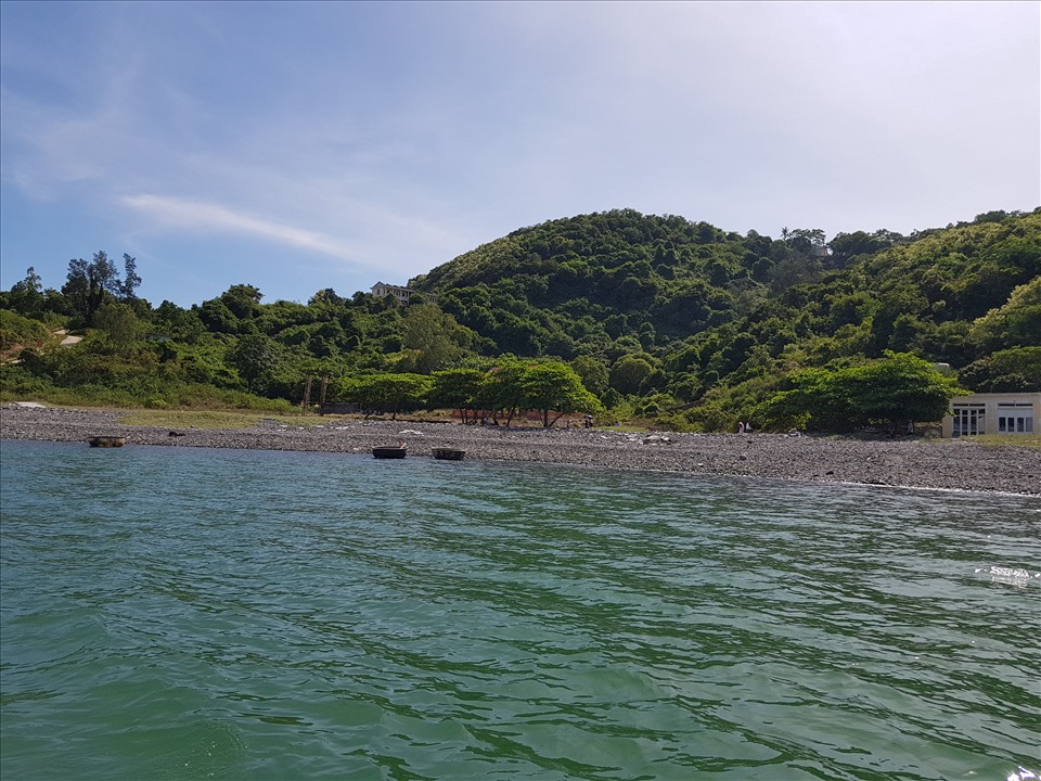 Một hòn đảo ở Nghệ An cách bờ có 4km mà hoang sơ, đẹp như phim thế này đây, có giếng cổ ngàn năm - Ảnh 1.