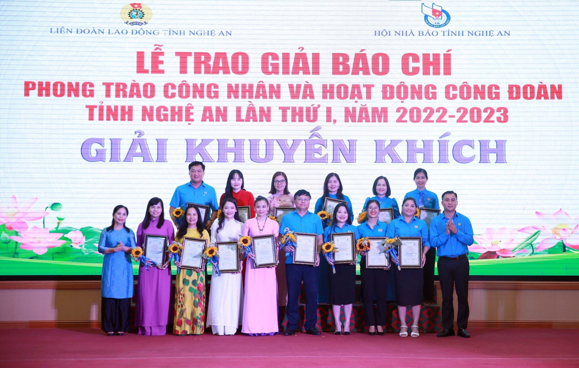 Ban tổ chức đã trao 20 giải Khuyến khích cho cá nhân và nhóm tác giả đạt giải. Ảnh: Quỳnh Trang