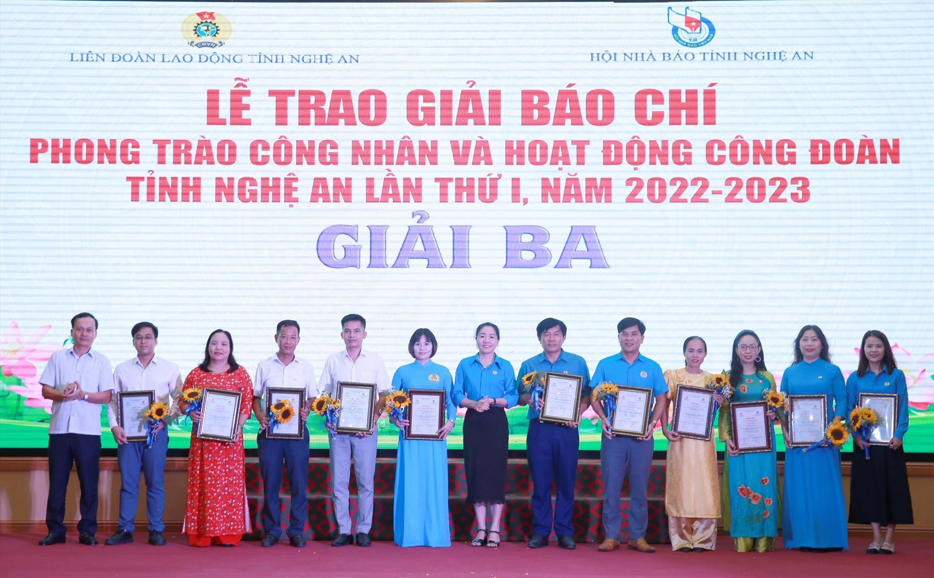 Ban Tổ chức đã trao 12 giải ba cho cá nhân, nhóm tác giả đạt giải. Ảnh: Quỳnh Trang