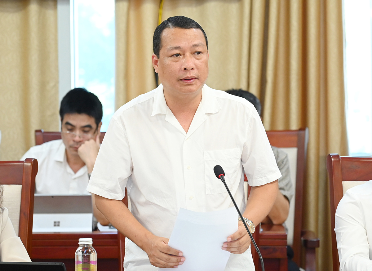 Giám đốc Sở Kế hoạch và Đầu tư trả lời một số nội dung đại biểu Trần Phan Long nêu tại buổi thảo luận Tổ 1, HĐND tỉnh.