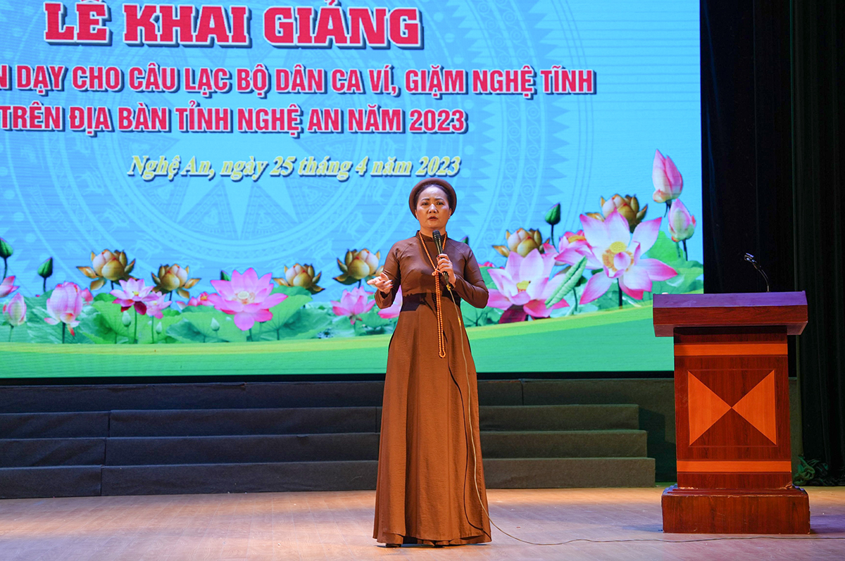 Nghệ sĩ nhân dân Hồng Lựu đứng lớp truyền dạy cho các câu lạc bộ dân ca ví, giặm Nghệ Tĩnh.