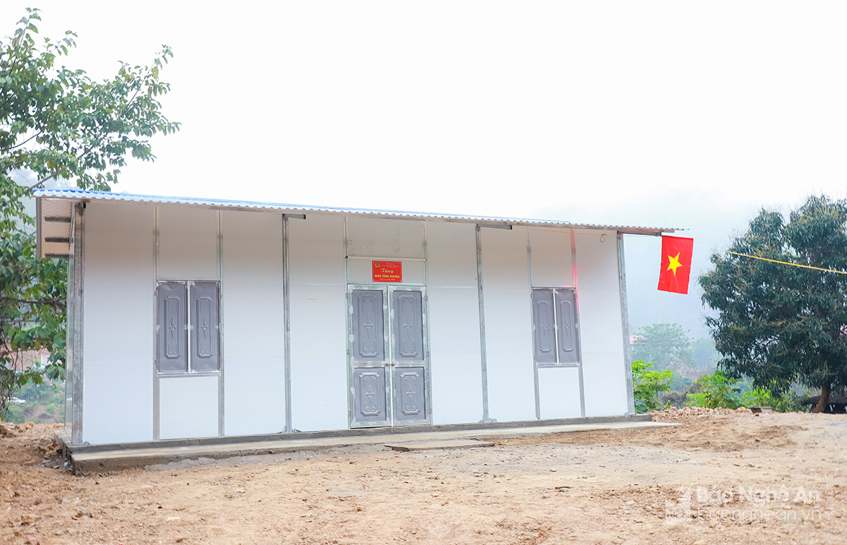 Những ngôi nhà được xây dựng tại xã Chiêu Lưu (Kỳ Sơn) trong chương trình hỗ trợ xây dựng nhà cho người nghèo, người có khó khăn về nhà ở. Ảnh: Thành Duy