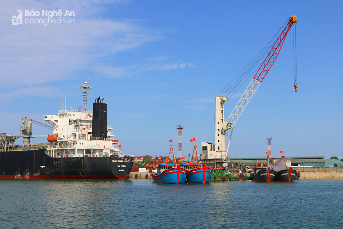 Tàu hàng vào bốc dỡ hàng hóa tại cảng Cửa Lò. Ảnh: Nguyễn Hải