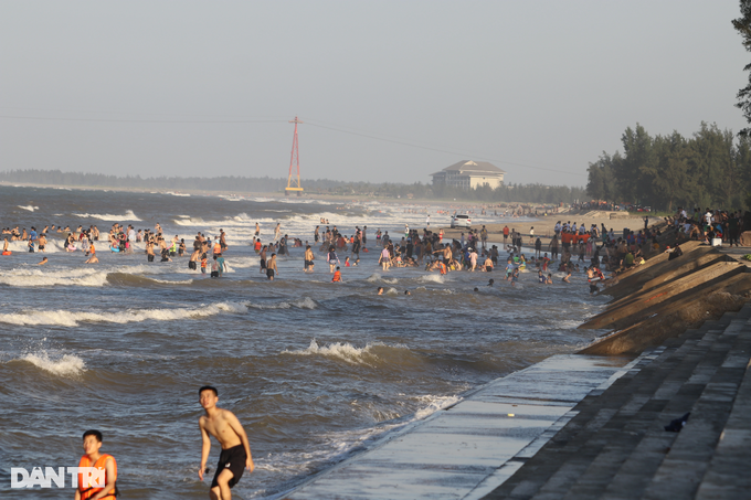 Hàng nghìn du khách về Cửa Lò tắm biển giải nhiệt ngày cuối tuần - 3