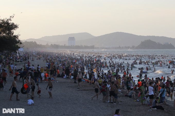 Hàng nghìn du khách về Cửa Lò tắm biển giải nhiệt ngày cuối tuần - 4