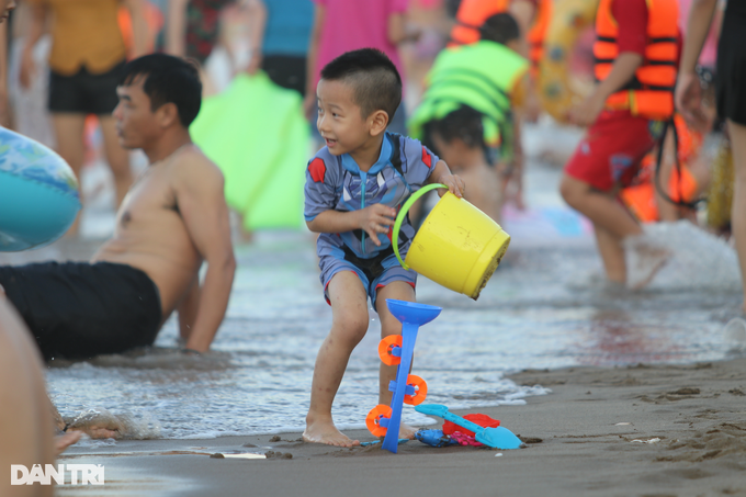 Hàng nghìn du khách về Cửa Lò tắm biển giải nhiệt ngày cuối tuần - 5