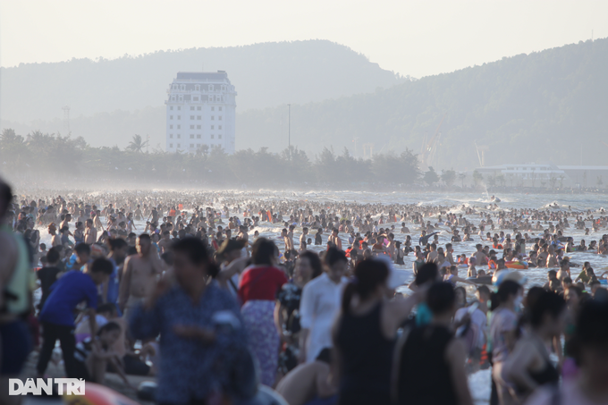 Hàng nghìn du khách về Cửa Lò tắm biển giải nhiệt ngày cuối tuần - 1