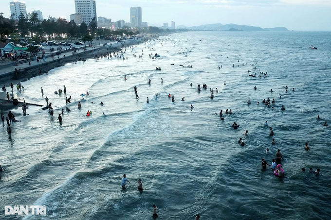 Hàng nghìn du khách về Cửa Lò tắm biển giải nhiệt ngày cuối tuần - 15