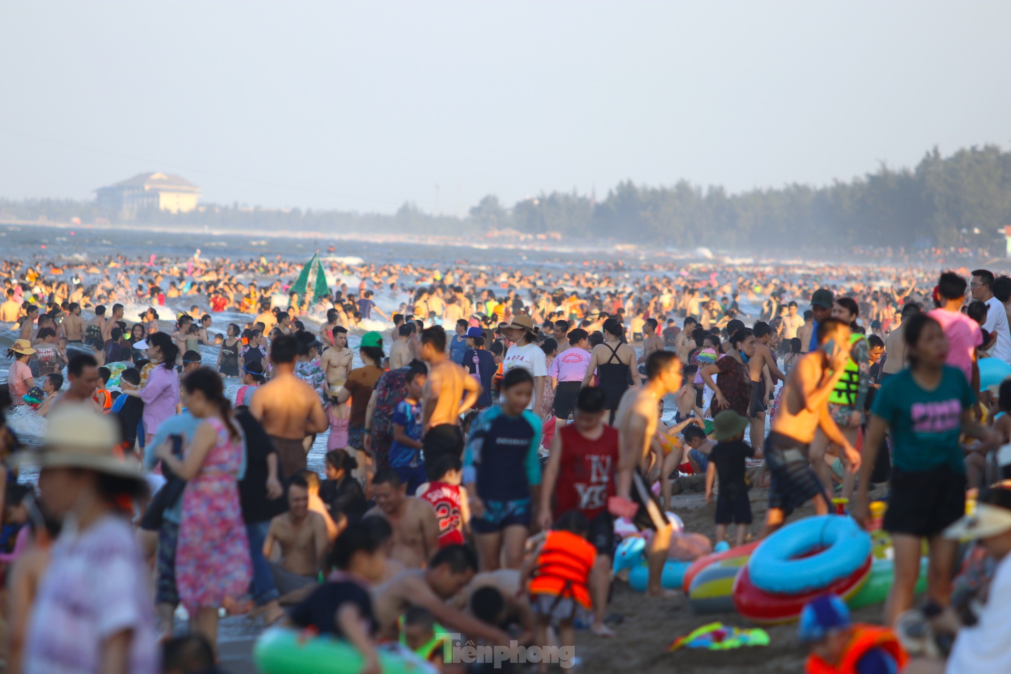 Nắng khốc liệt, hàng vạn người chen chân tắm biển Cửa Lò giải nhiệt ảnh 3