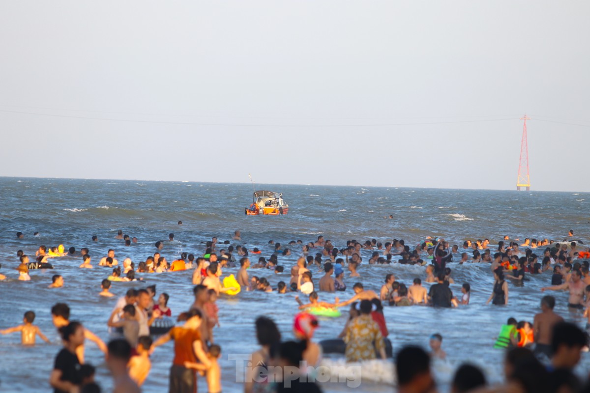 Nắng khốc liệt, hàng vạn người chen chân tắm biển Cửa Lò giải nhiệt ảnh 20