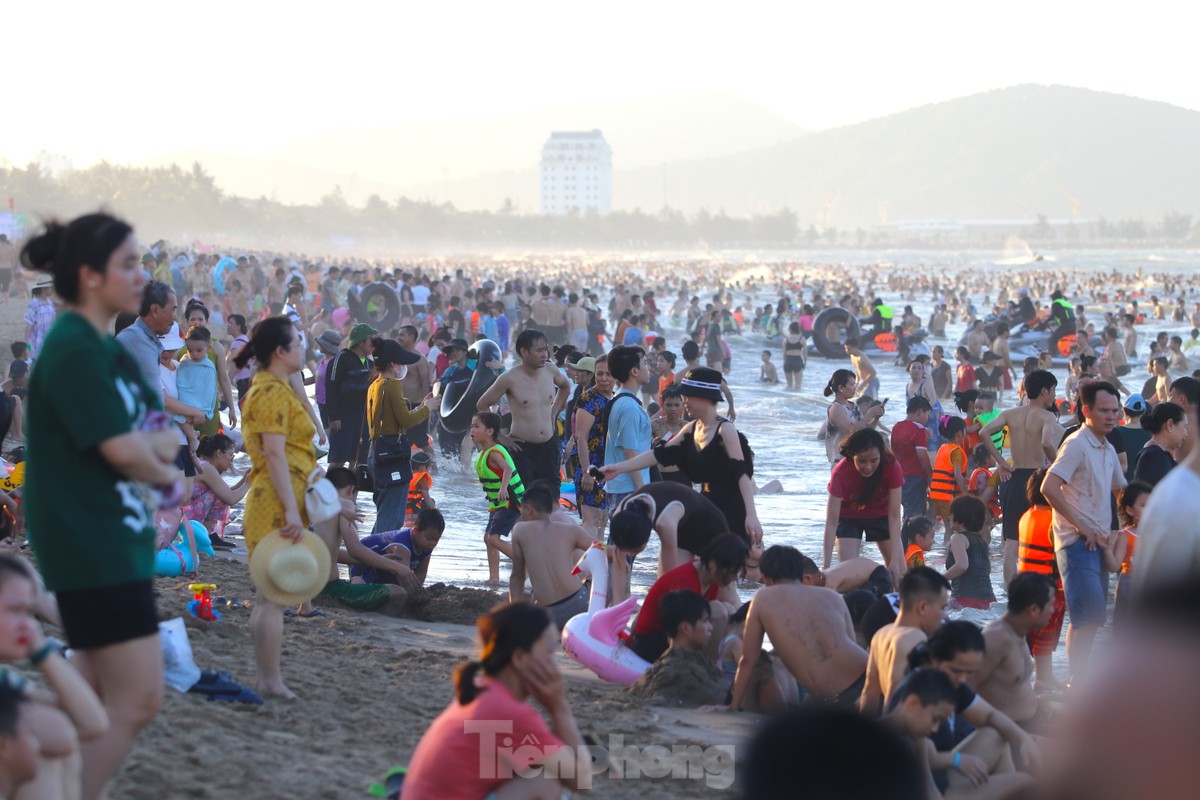 Nắng khốc liệt, hàng vạn người chen chân tắm biển Cửa Lò giải nhiệt ảnh 5