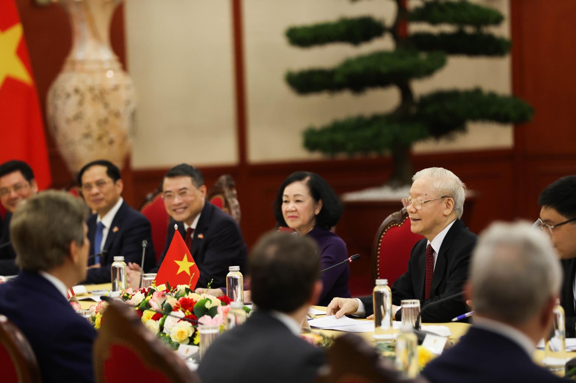Tổng Bí thư đánh giá cao các nội dung được thỏa thuận giữa lãnh đạo hai nước về Tuyên bố chung về việc nâng tầm quan hệ Việt Nam – Hoa Kỳ lên Đối tác Chiến lược Toàn diện vì Hòa bình, Hợp tác và Phát triển bền vững.