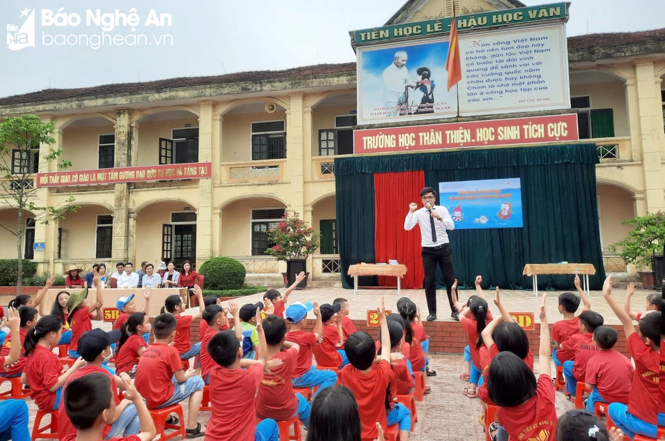 bna_Một buổi giáo dục kỹ năng sống do các trung tâm phối hợp với các trường học trên địa bàn tỉnh Nghệ An.jpg