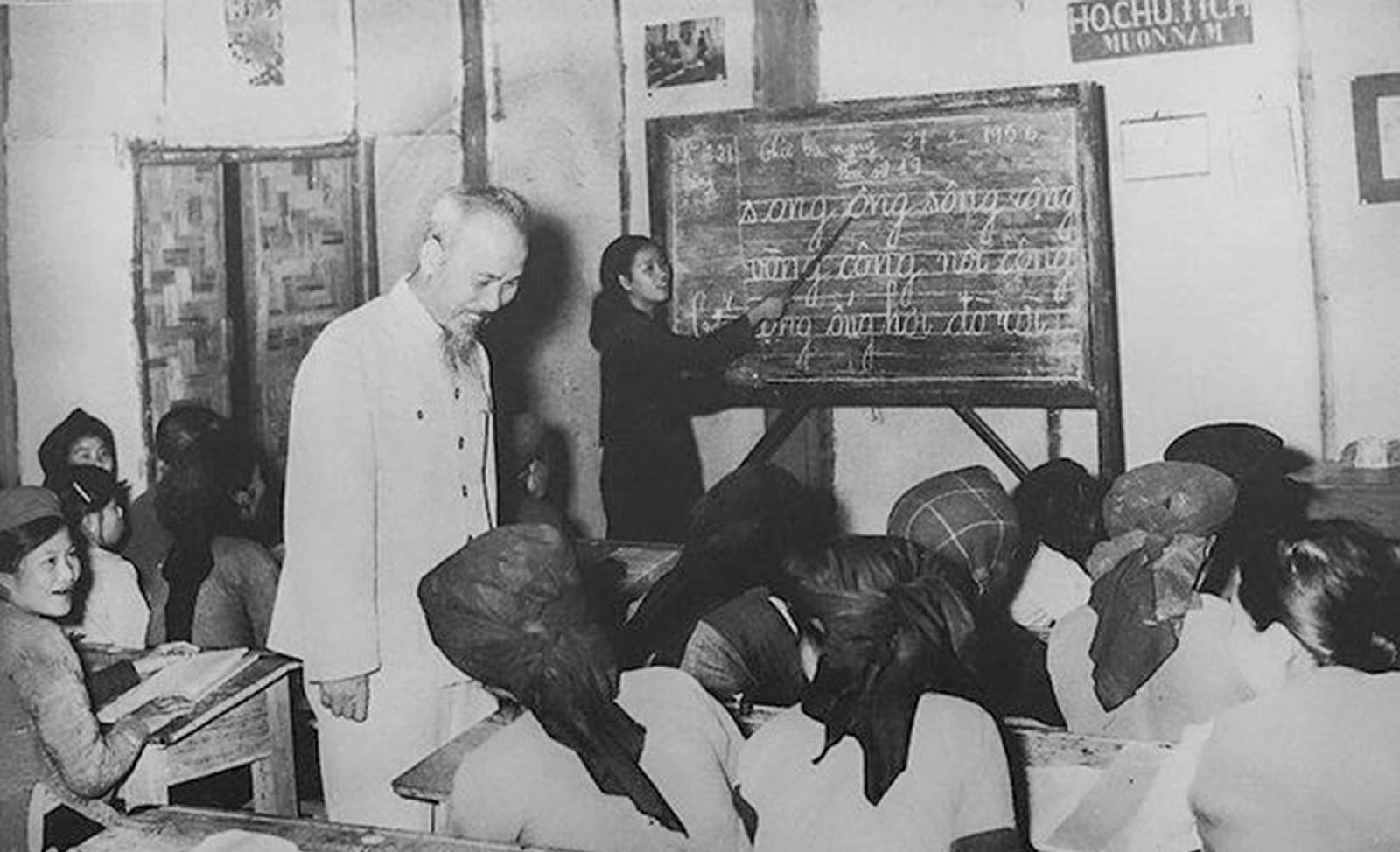 Chủ tịch Hồ Chí Minh thăm lớp học của công nhân Nhà máy 1-5 (Hà Nội), lá cờ đầu của phong trào bổ túc văn hóa ngành công nghiệp, ngày 19-12-1963 (Ảnh tư liệu).jpg