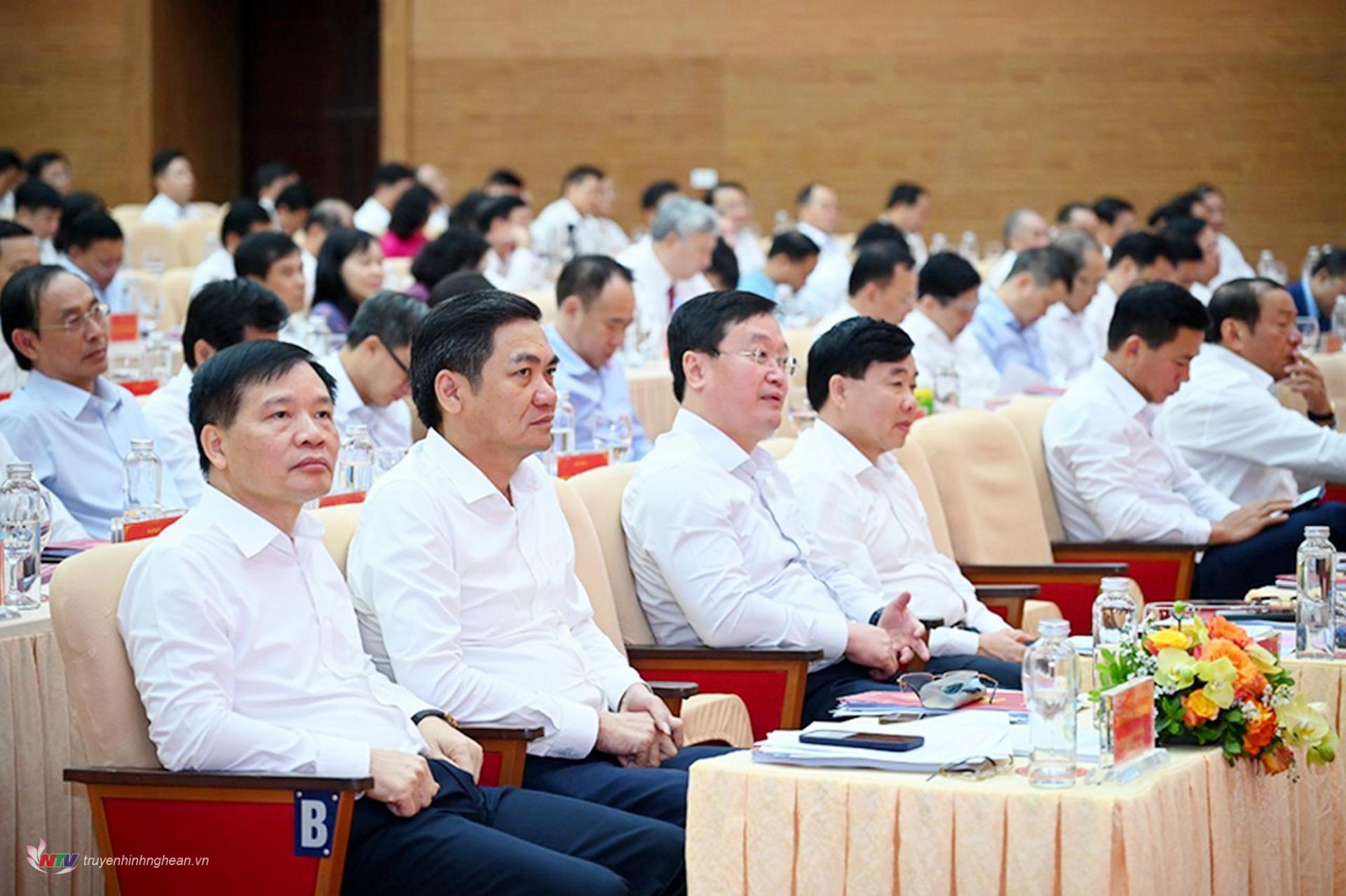 Các đồng chí lãnh đạo tỉnh Nghệ An dự hội nghị.