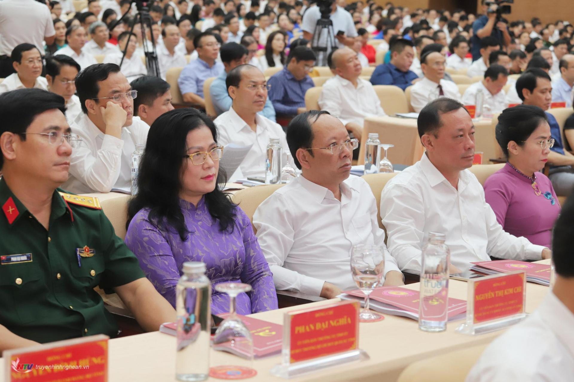 Các đồng chí lãnh đạo tỉnh Nghệ An dự hội nghị.
