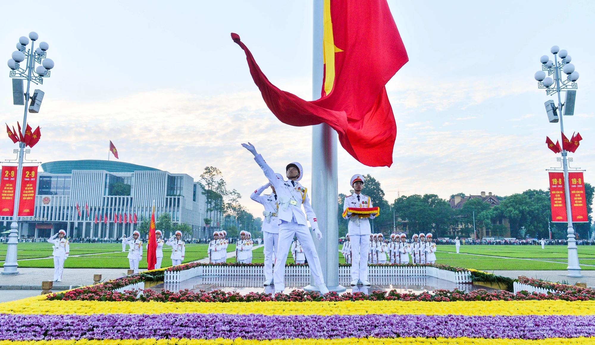 Quốc kỳ tung bay trong nắng Ba Đình. Ảnh VTC news.jpg